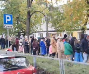 Gigantyczna kolejka przed lokalem wyborczym. W kolejce uśmiechy, żarty i nowe znajomości sąsiedzkie