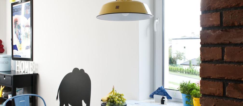 Żółta, industrialna lampa