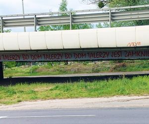Kultowy napis Karola nie ma w domu talerzy... powrócił w nowej odsłonie