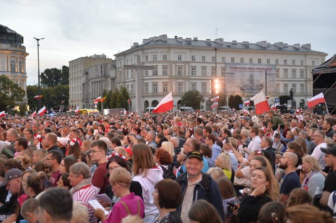 Warszawa śpiewała dla powstańców. "Jesteście naszą dumą!"