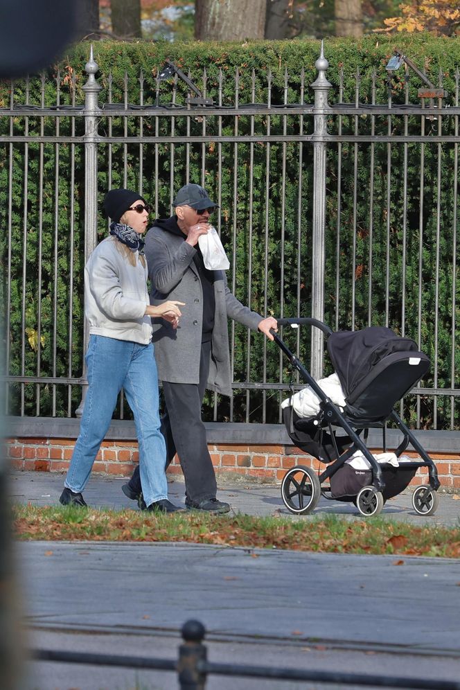 Krzysztof Ibisz z rodziną na spacerze