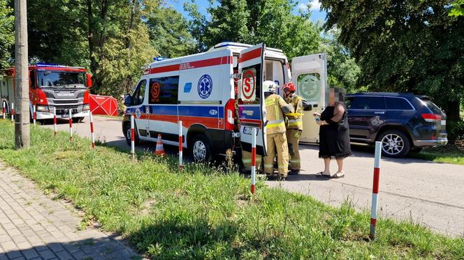 Emeryci wracali z pogrzebu, uderzyli w drzewo przy cmentarzu. Nie żyje jedna osoba