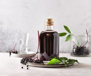 Rozgrzewający likier z owoców czarnego bzu: przepis