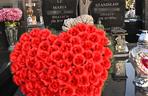 Serce z czerwonych róż na grobie pana Stasia z Ząbek. Mieszkańcy pamiętają o sklepikarzu
