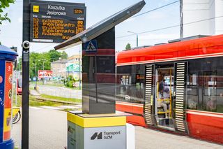 Sprzedaż biletów ZTM rośnie jak na drożdżach. Pasażerowie coraz chętniej sięgają po Metrobilety