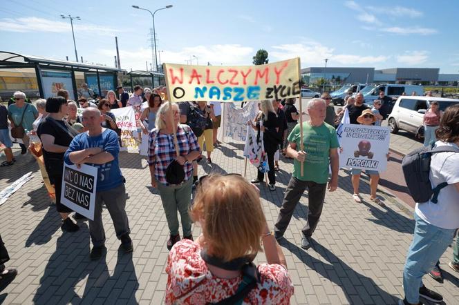 Protest mieszkańców w Letnicy. "Czarny pył do domu leci, tak się truje nasze dzieci" 