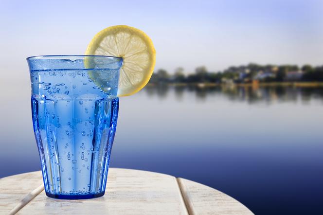 Woda gazowana w niebieskiej szklance