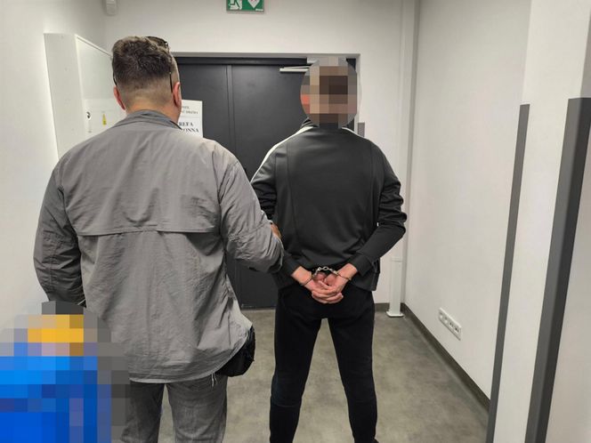 Zawinął się srebrnym bmw na betonowym słupie. Bez uprawnień i OC, ale za to z promilami i po skręcie