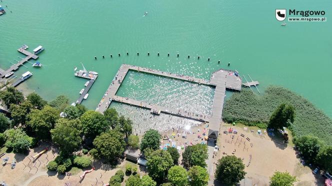 Ogromny pomost i piaszczysta plaża. To miejsce na Mazurach przyciąga tłumy turystów. Zobacz zdjęcia