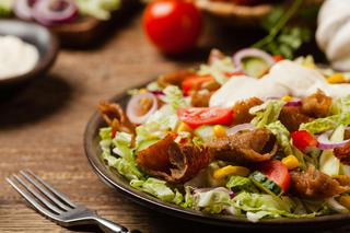 Sałatka gyros z kurczaka: smakowita jak kebab, ale zdrowsza