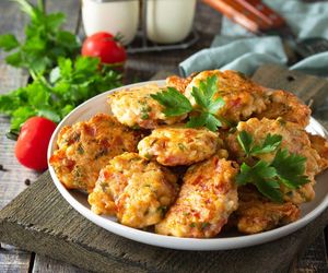 Siekam pierś kurczaka i dodaję kilka składników. Pyszne kotlety o smaku pizzy to hit w moim domu 