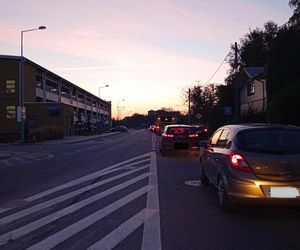 Tarnów. Spóźniają się do pracy przez stare kable. Grzęzną w korkach przed szlabanem parkingu