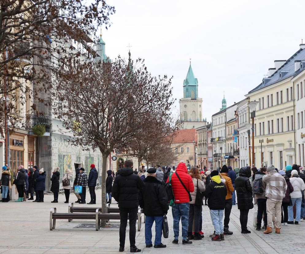 Tłusty Czwartek 2024 w Lublinie. Kolejki po pączki na Krakowskim Przedmieściu