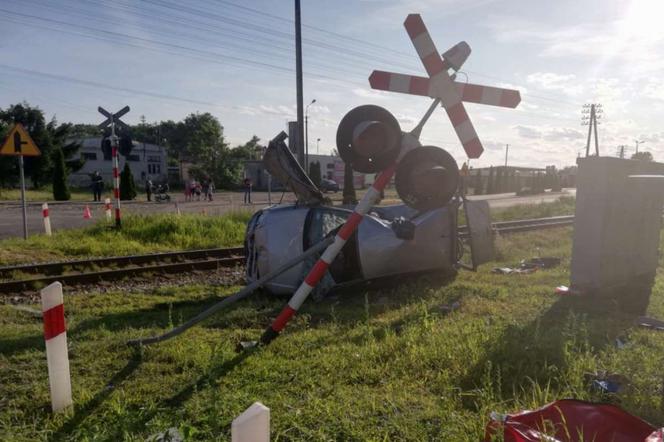 Koszmar w Dragaczu. Samochód osobowy zmasakrowany przez pociąg