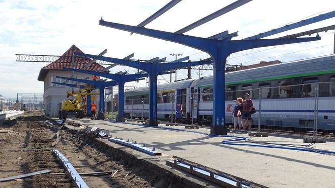 Tak zmienia się stacja PKP Olsztyn Główny. Rośnie konstrukcja nowego peronu, przybywa nowych torów [ZDJĘCIA]