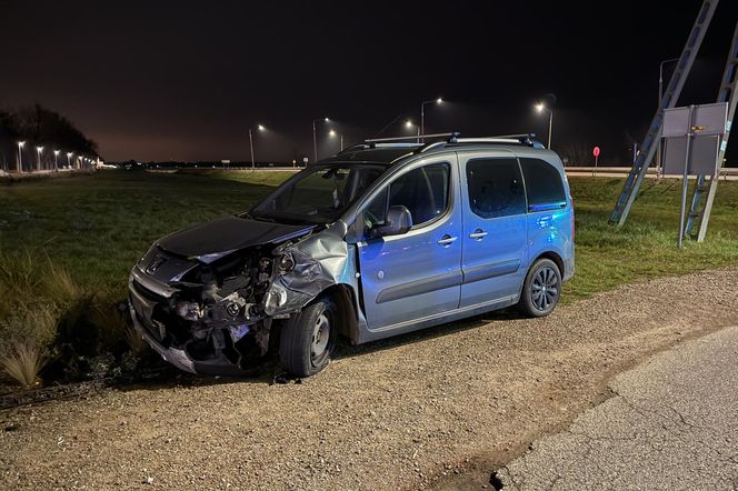 Tragiczny wypadek na Mazowszu. Karetka na sygnale dachowała w rowie. Jeden ratownik zginął na miejscu