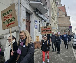 Protest mieszkańców gminy Purda pod olsztyńskim ratuszem