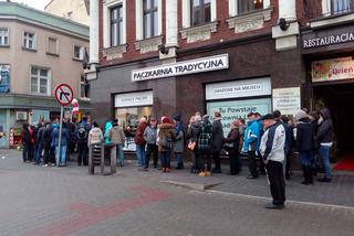 Ogromne kolejki po pączki! Rekordziści stoją po nie godzinami