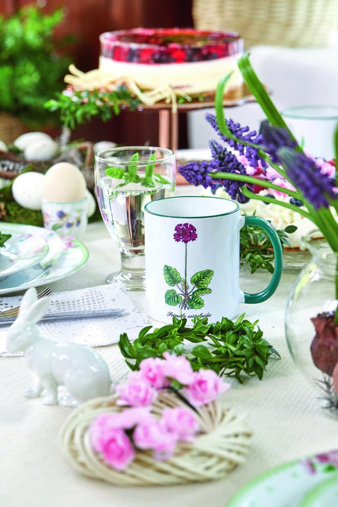 Wielkanocny stół pięknie nakryty - romantycznie
