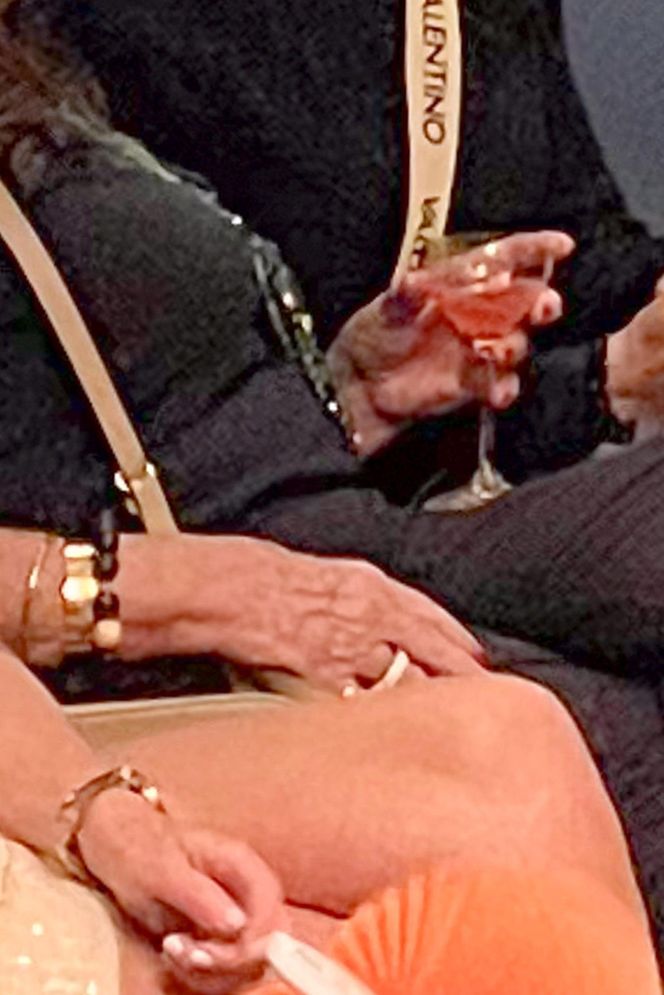 Agnieszka Perepeczko je, pije i tańcuje w środku nocy