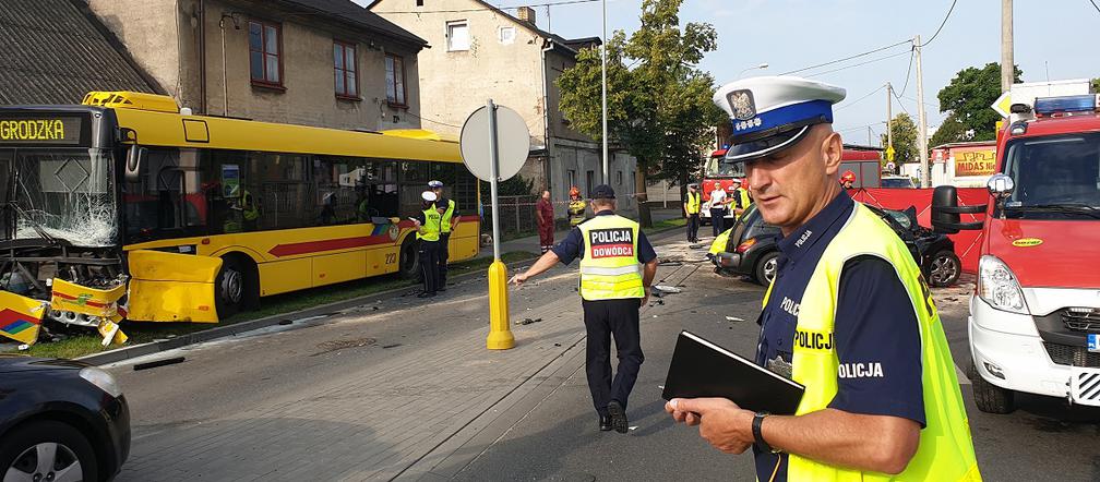 Włocławek: Zderzenie samochodu osobowego z autobusem miejskim! Jedna osoba nie żyje! 