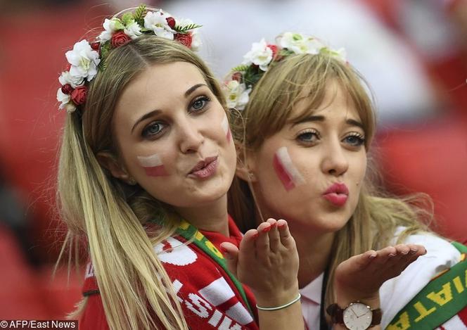 Piękne kibicki na trybunach wspierają Polaków