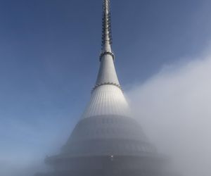 Hotel i nadajnik telewizyjny na górze Ještěd (Czechy, dawna Czechosłowacja)