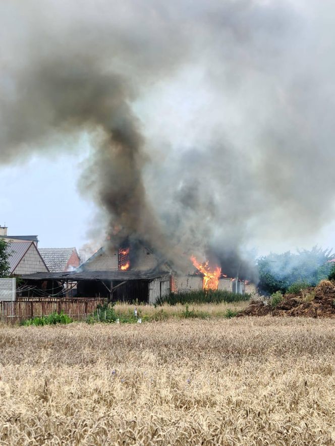 Duże straty po pożarze stodoły w Krzepielowie niedaleko Sławy [ZDJĘCIA]