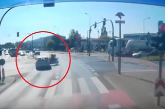 Motocyklista przeleciał kilka metrów! Koszmarny wypadek w Poznaniu [WIDEO]
