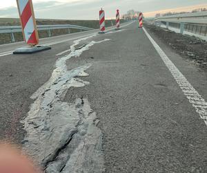 Zapadł się asfalt na nowej drodze z Osiecznej do Goniembic