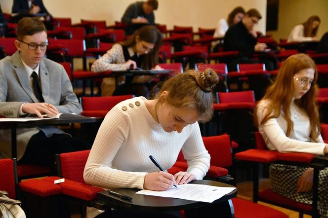 W auli koszalińskiego WSD uczestnicy olimpiady rozwiązywali przez 45 minut test, składający się z pytań otwartych i zamkniętych.