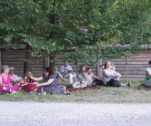 Sielanka na parkiecie w Muzeum Wsi Lubelskiej pod gołym niebem! Za nami kolejna potańcówka w rytmie miejskiego folkloru z Warszawy i Lwowa