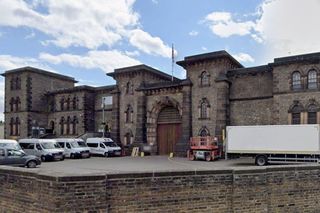 Kolejny więzień wyszedł przez pomyłkę. Policja prowadzi obławę