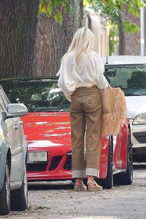 Agnieszka Woźniak-Starak: Wraca do życia w czerwonym Porsche 