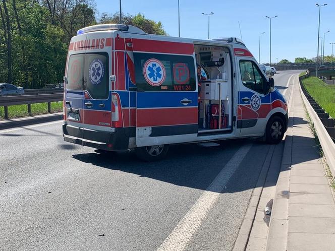 Dachowanie traficara w Warszawie. Ściął latarnię, która uderzyła w drugi pojazd