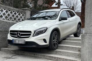 Auta spadają z kościelnych schodów. To kolejny taki przypadek