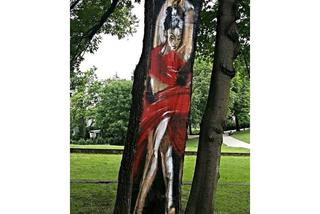 Obraz na drzewie w parku Wieniawskiego