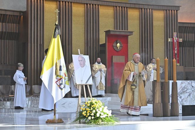 Warszawa żegna papieża Franciszka. Poruszające wpisy w Archikatedrze