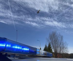 Dramatyczny wypadek podczas wycinki drzewa. 14-latek przygnieciony przez konar. Chłopak walczy o życie