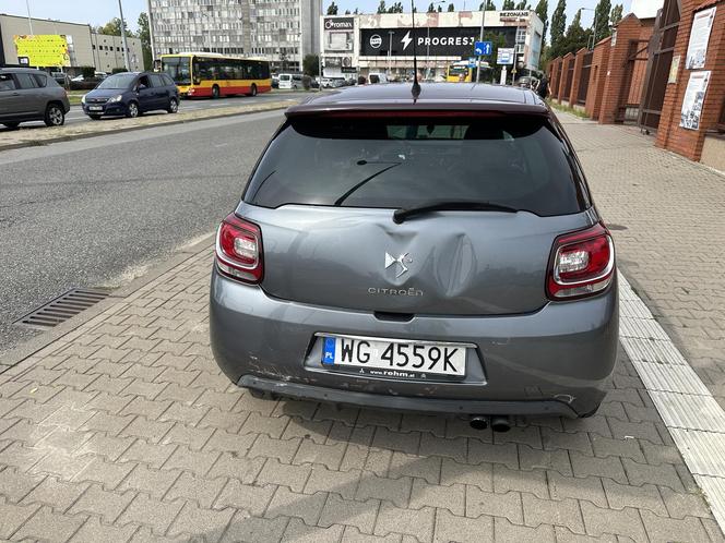 Czołowe zderzenie autobusu miejskiego z tramwajem. Kierowca zasłabł za kierownicą