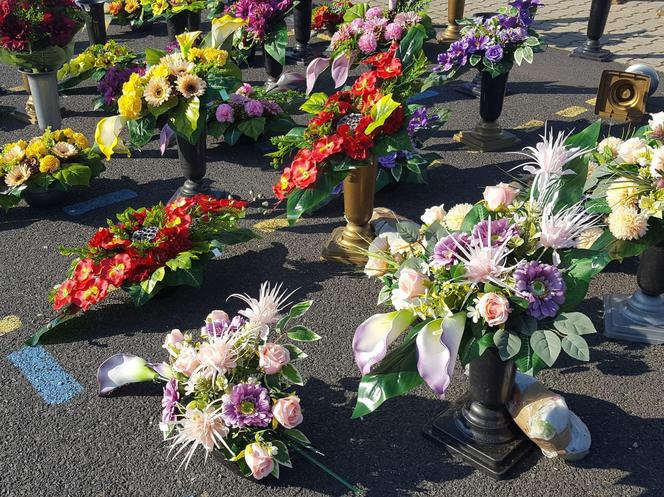 Za kilka dni Wszystkich Świętych. Sprawdziliśmy jakie znicze i wiązanki i w jakiej cenie można kupić w Lesznie