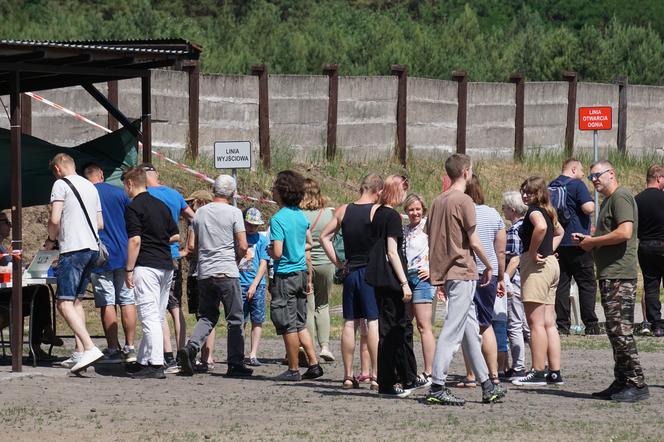 Piknik strzelecki w Bydgoszczy. Tłumy miłośników broni na strzelnicy garnizonowej [ZDJĘCIA]