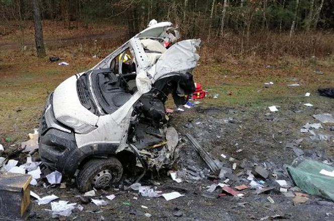 Widełka. Groźny wypadek na przejeździe kolejowym! Samochód zderzył się z szynobusem [ZDJĘCIA]