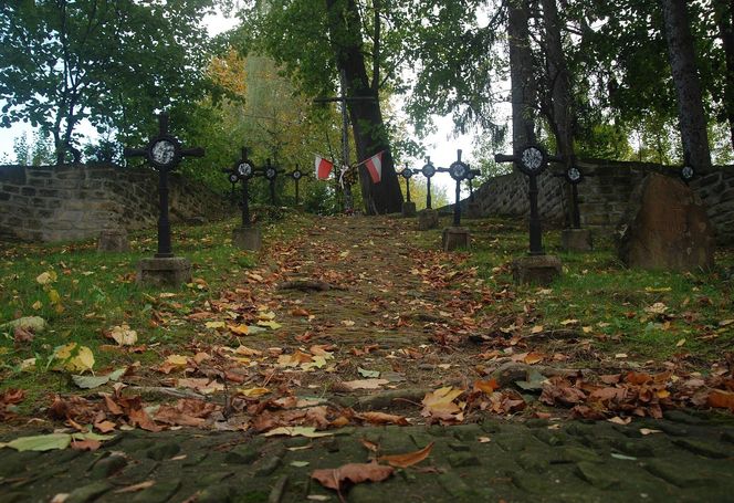 To najsławniejsza wieś w Małopolsce. Legenda głosi, że w miejscowym dworze zamieszkały diabły