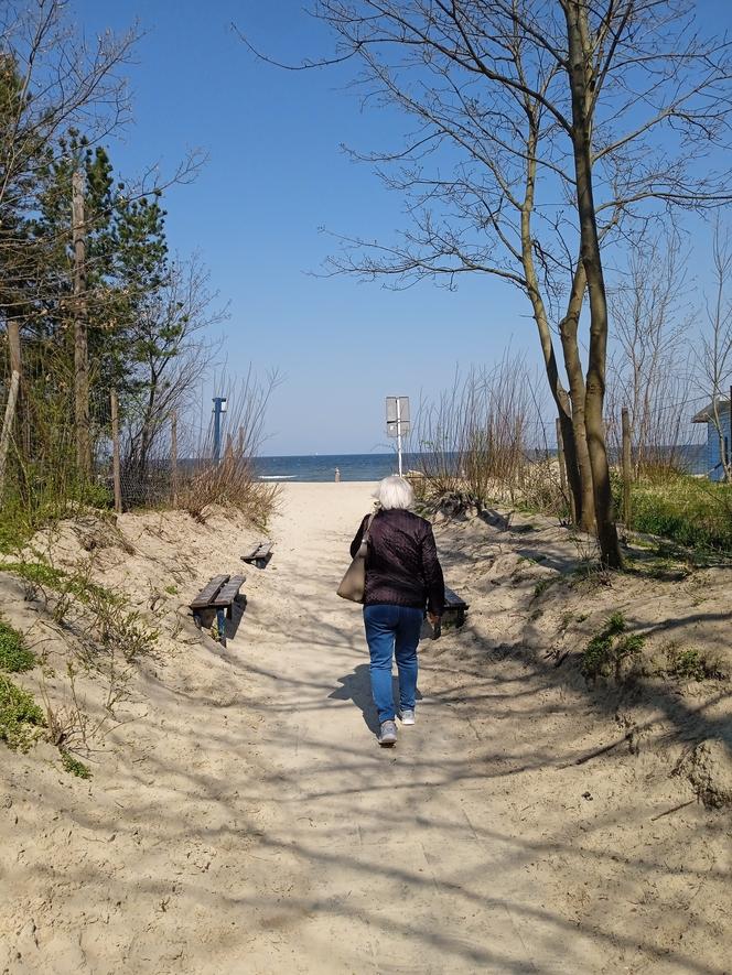 Mieszkańcy korzystają ze słonecznej pogody. Na plaży w Jelitkowie widać już pierwszych spacerowiczów!