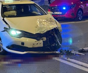 Makabryczny wypadek na Mokotowie. Motocyklista zderzył się z autem i wpadł na parking