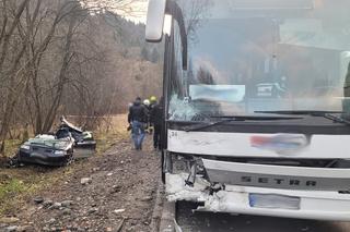 Łomnica-Zdrój. Samochód zderzył się z autobusem