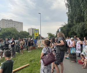 Protest mieszkańców przeciwko wycince drzew pod budowę linii tramwajowej do Mistrzejowic.