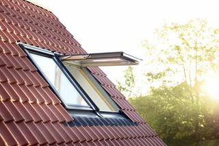 Okna dachowe ceny 2022 - sprawdzamy, ile kosztują najpopularniejsze okna dachowe