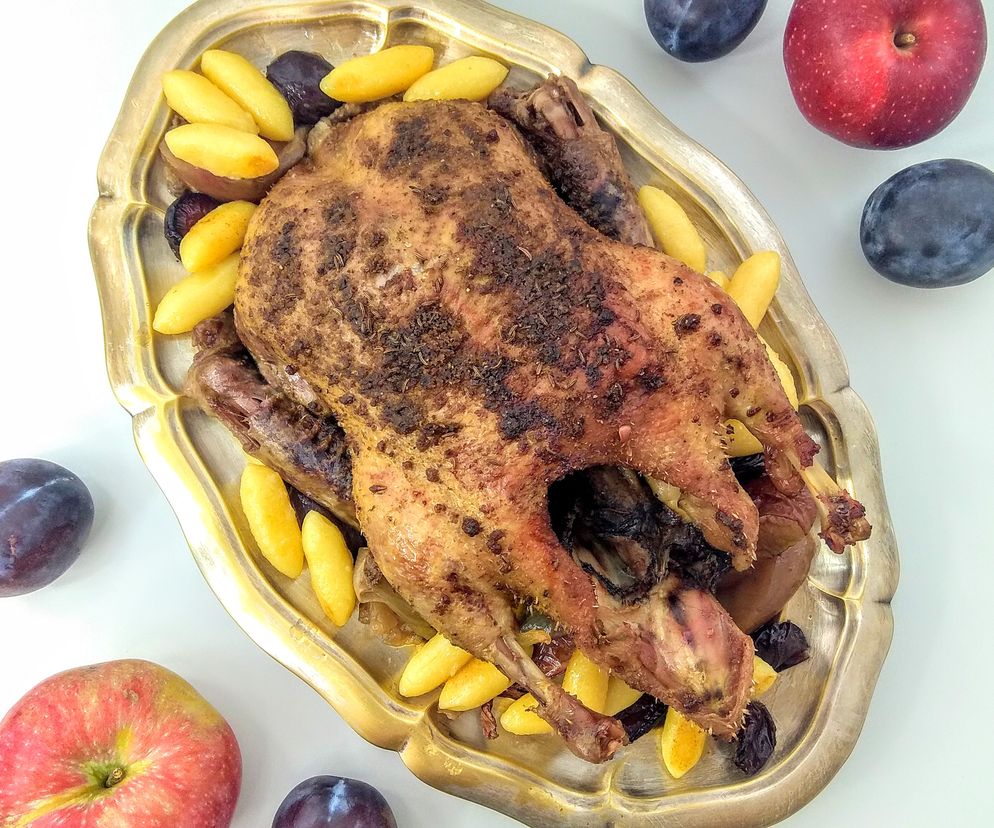 Kaczka pieczona z jabłkami i śliwkami: obłędnie pyszna, szalenie łatwa